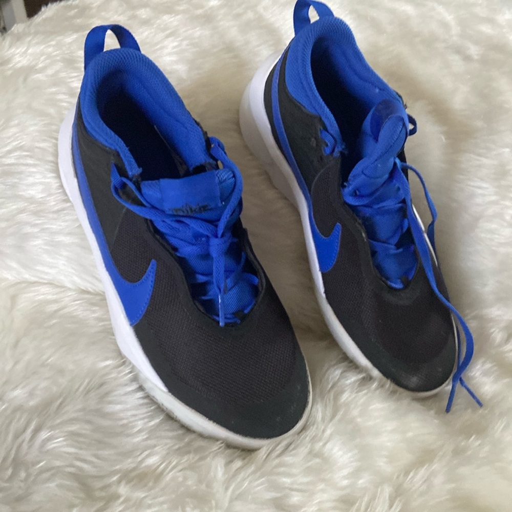 Nikes Hustle Leon